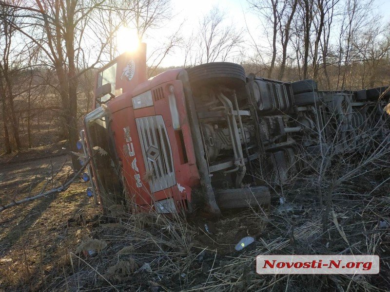 Под Николаевом перевернулся грузовик с прицепом — водитель госпитализирован 3