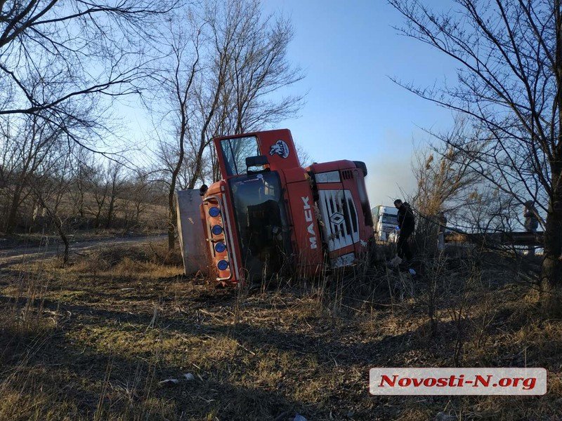 Под Николаевом перевернулся грузовик с прицепом — водитель госпитализирован 5