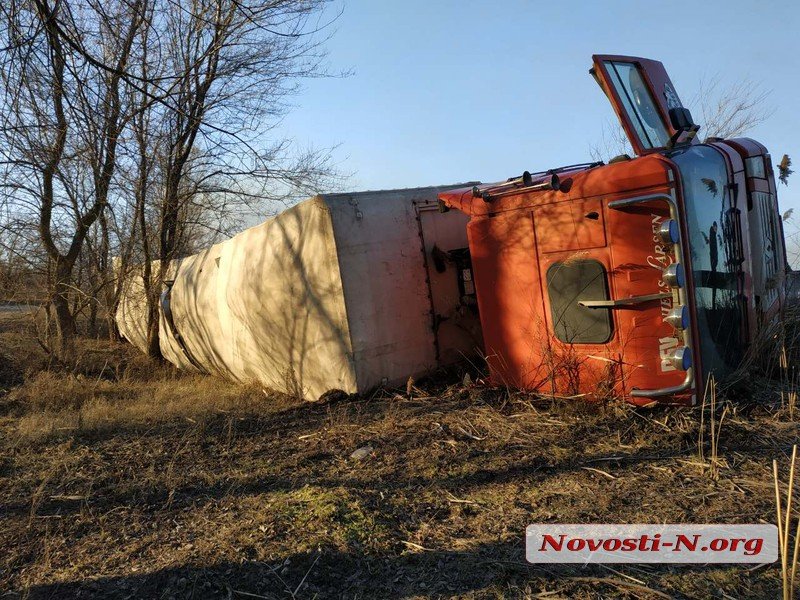 Под Николаевом перевернулся грузовик с прицепом — водитель госпитализирован 7