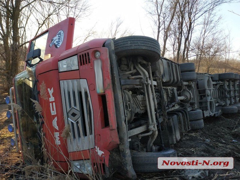Под Николаевом перевернулся грузовик с прицепом — водитель госпитализирован 1