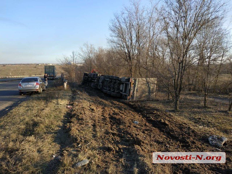 Под Николаевом перевернулся грузовик с прицепом — водитель госпитализирован 11