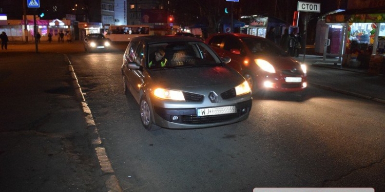 В Николаеве водитель «Рено» сбил школьника, неожиданно выбежавшего на дорогу