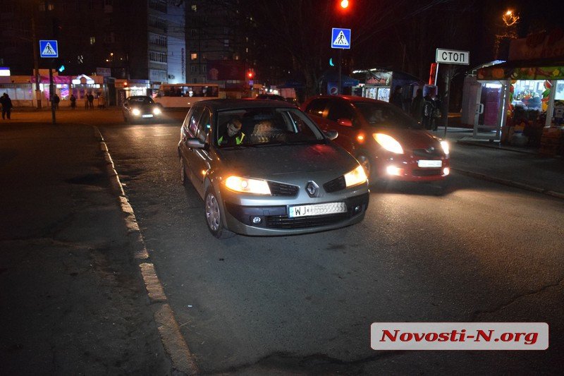 В Николаеве водитель «Рено» сбил школьника, неожиданно выбежавшего на дорогу 1