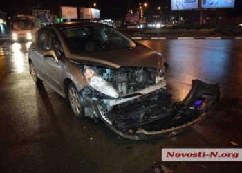 На Пушкинском кольце столкнулись маршрутка и Peugeot