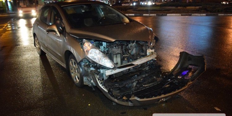 На Пушкинском кольце столкнулись маршрутка и Peugeot