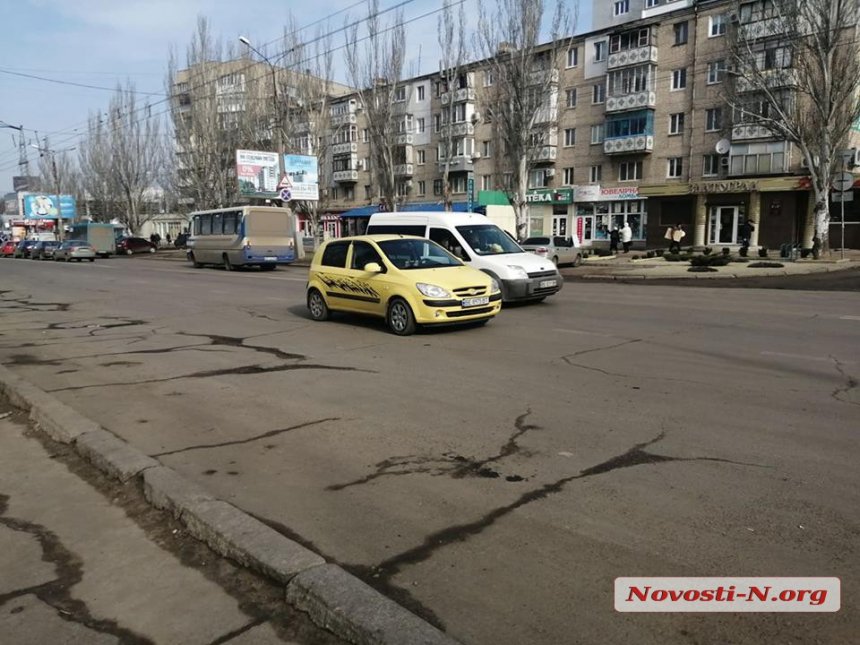 В Николаеве водитель Hyundai сбил девушку, выбежавшую на дорогу 4