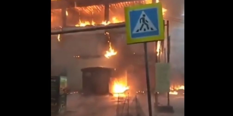 В РФ горит очередной торговый центр