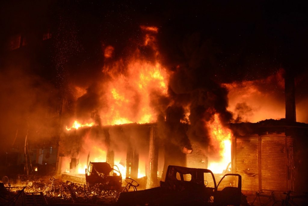 В столице Бангладеш вспыхнул масштабный пожар: десятки погибших 1