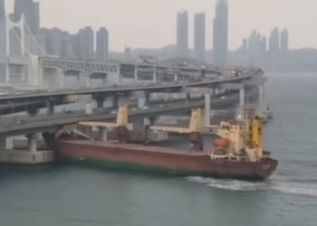 Российское судно с пьяным капитаном врезалось в мост в Корее