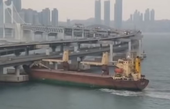 Российское судно с пьяным капитаном врезалось в мост в Корее