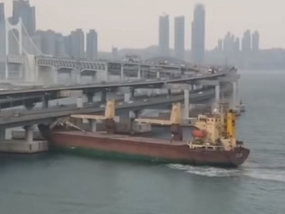Российское судно с пьяным капитаном врезалось в мост в Корее 1