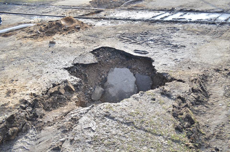 В Николаеве из-за аварии на канализационном коллекторе образовался провал глубиной 5,5 м 10