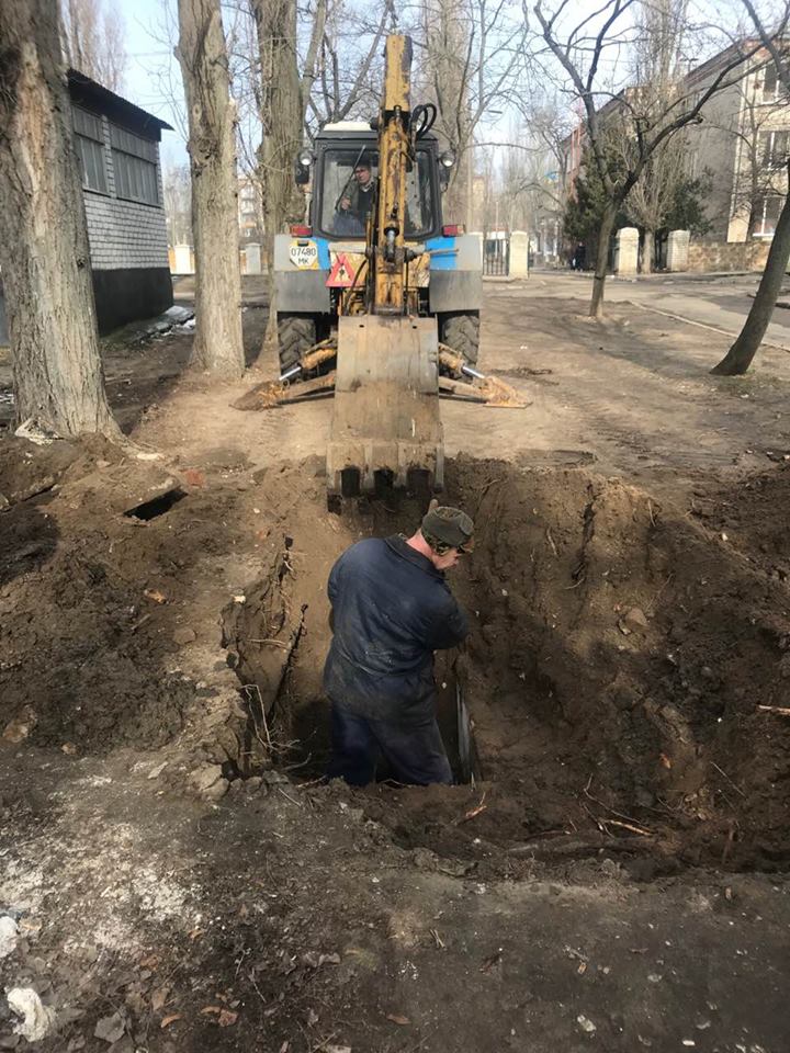 Дырявые сети: «Николаевоблтеплоэнерго» в «Лесках» ликвидирует порыв на теплосетях, переданных предприятию в 2017 году 10