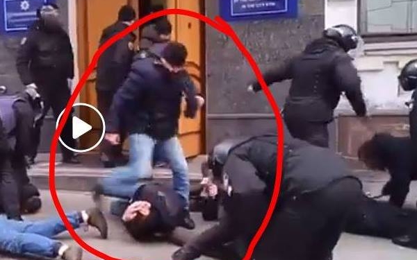 Новый скандал с украинской полицией «Ложись, Бандера!»: полицейские запустили флешмоб «Я – бандеровец»