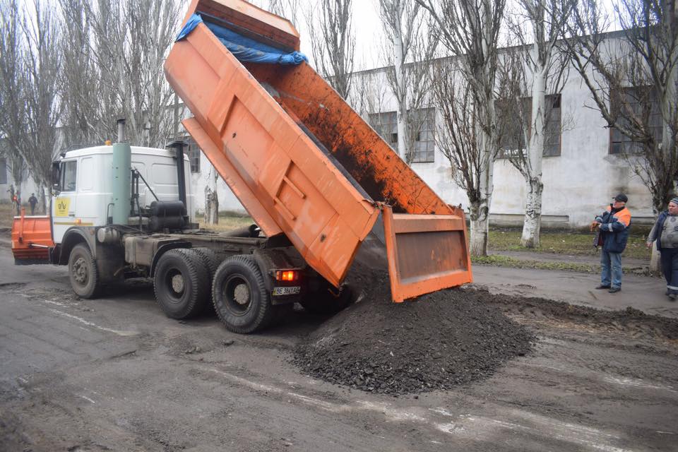 В ОГА решили заделать "городскую" яму в Варваровке, чтобы не менять схему движения маршруток 4