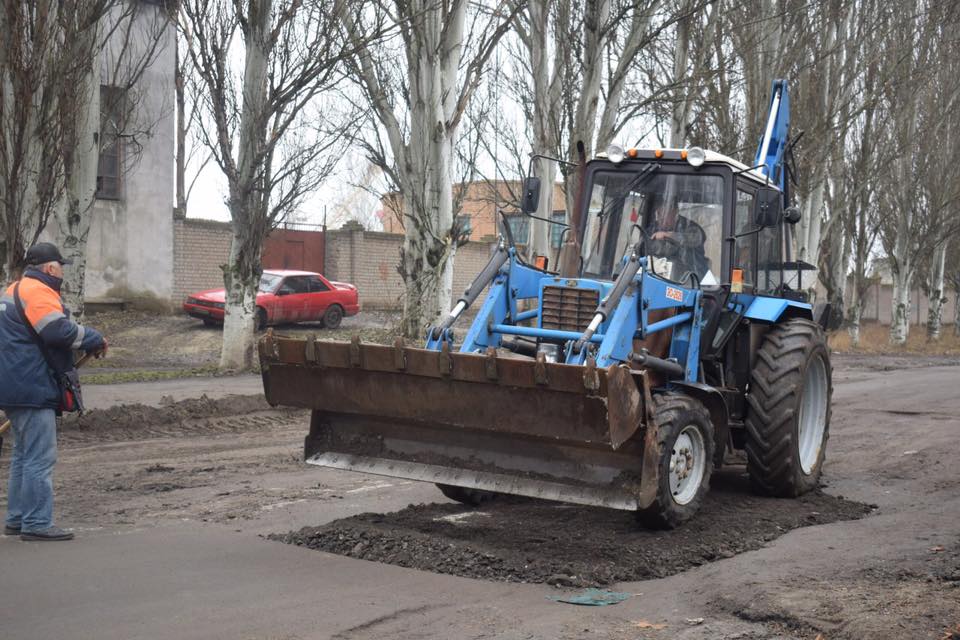 В ОГА решили заделать "городскую" яму в Варваровке, чтобы не менять схему движения маршруток 8