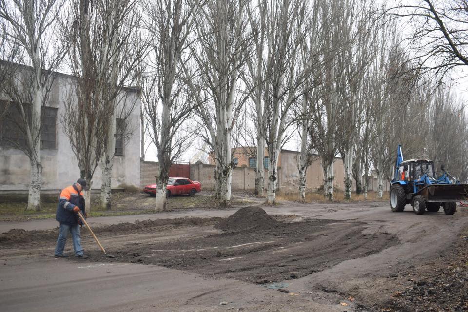 В ОГА решили заделать "городскую" яму в Варваровке, чтобы не менять схему движения маршруток 9