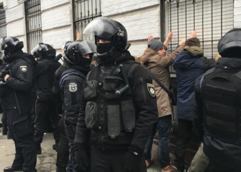 Массовое задержание на Контрактовой площади в Киеве: возле отделения полиции произошла потасовка, три правоохранителя ранены