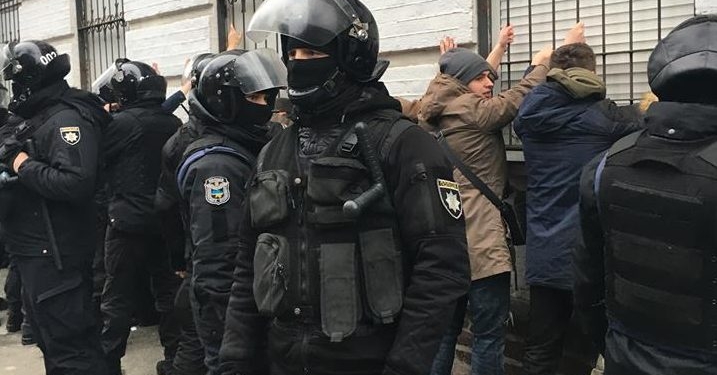 Массовое задержание на Контрактовой площади в Киеве: возле отделения полиции произошла потасовка, три правоохранителя ранены