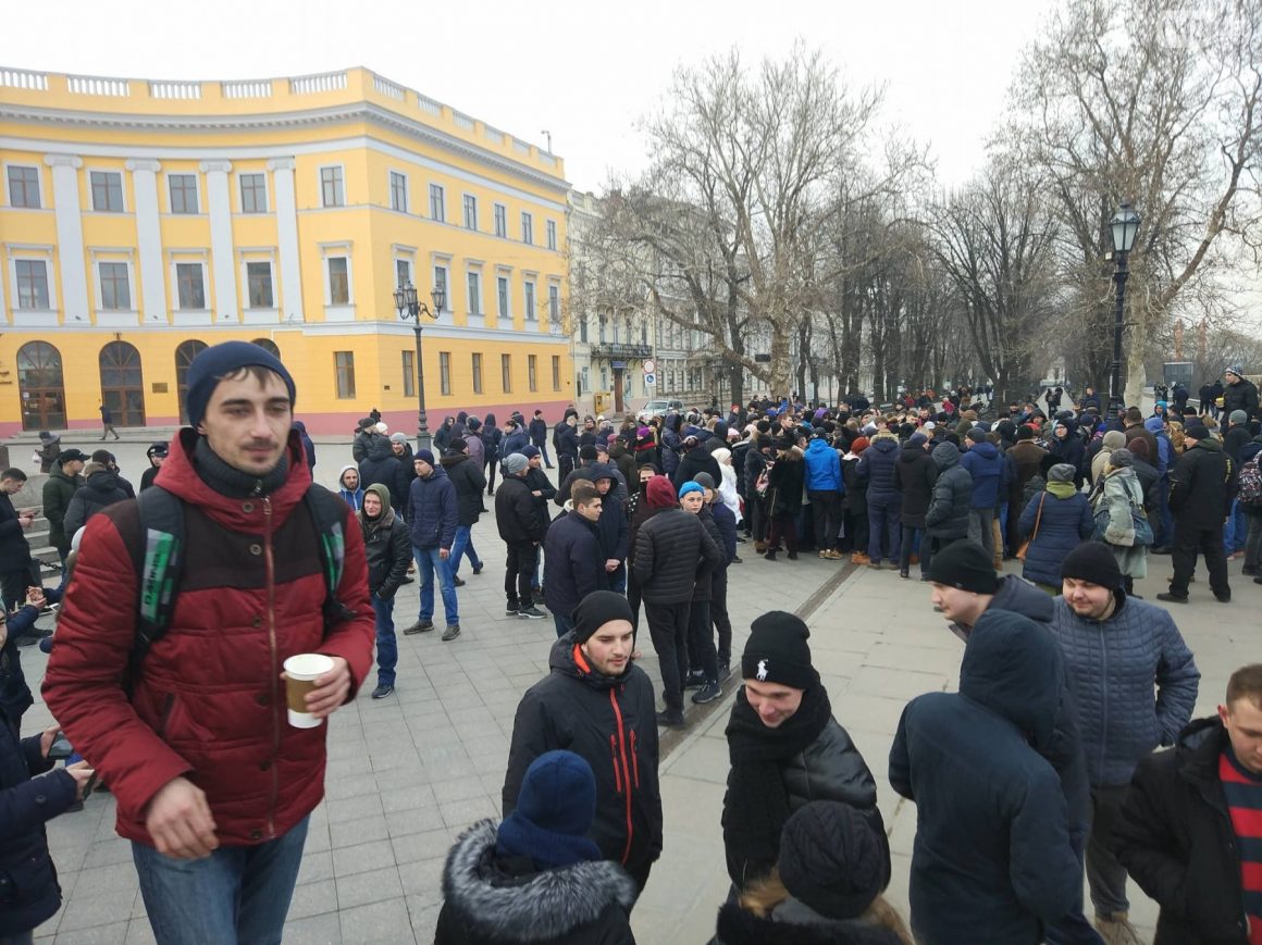 В Одессе неизвестные шутники собрали "проплаченный митинг", а сами на него не пришли 4