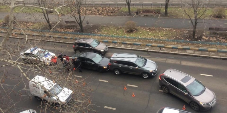 Возле “Сотки” столкнулись три легковушки