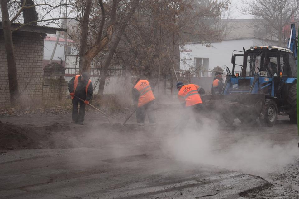 В ОГА решили заделать "городскую" яму в Варваровке, чтобы не менять схему движения маршруток 1