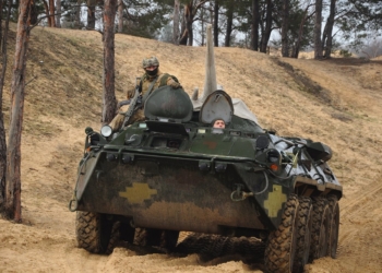 Николаевские морпехи отработали сценарий наступательного боя на БТРах