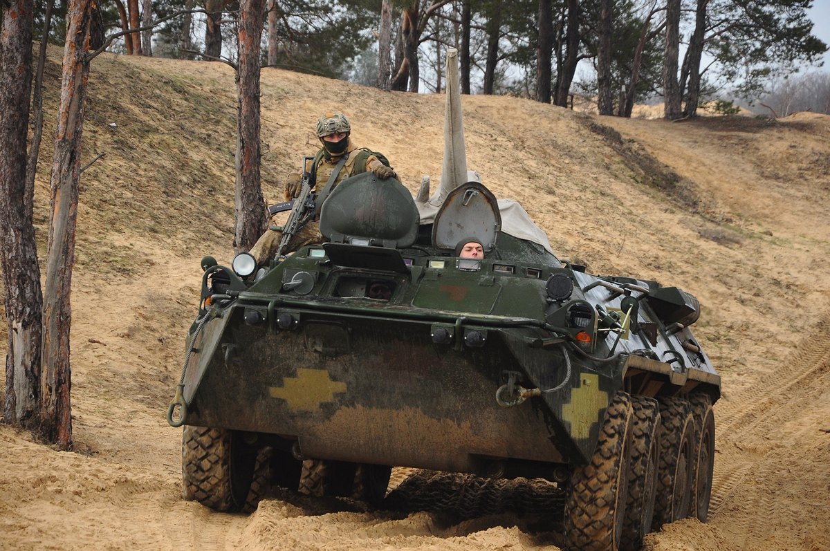 Николаевские морпехи отработали сценарий наступательного боя на БТРах