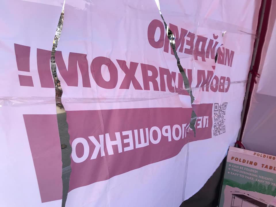 В Мариуполе неизвестные атаковали агитпалатки Порошенко, нанесли 20 ножевых порезов 7