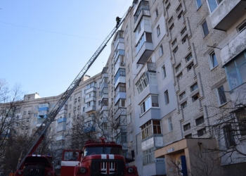 Обновлено. В Корабельном районе во время пожара в девятиэтажке пожарные спасли двух человек, еще 25 эвакуировали