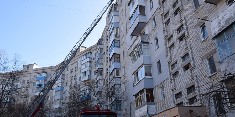 Обновлено. В Корабельном районе во время пожара в девятиэтажке пожарные спасли двух человек, еще 25 эвакуировали