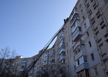 Обновлено. В Корабельном районе во время пожара в девятиэтажке пожарные спасли двух человек, еще 25 эвакуировали