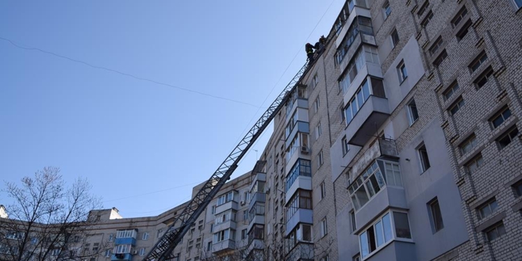 Обновлено. В Корабельном районе во время пожара в девятиэтажке пожарные спасли двух человек, еще 25 эвакуировали