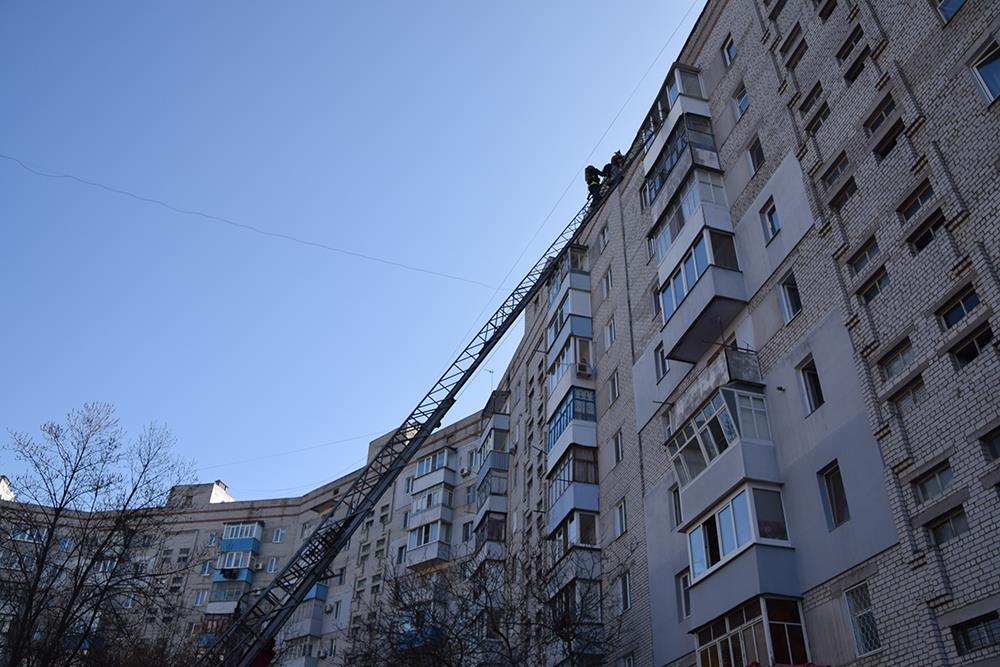 Почему в девятиэтажке Николаева загорелись сразу все электрощитовые, разберется специально созданная комиссия. Сейчас люди без электроэнергии и отопления 1