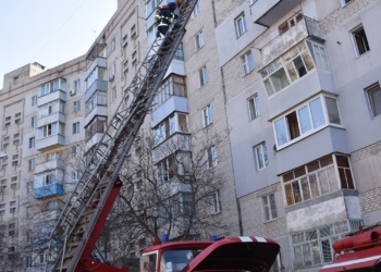 Обновлено. В Корабельном районе во время пожара в девятиэтажке пожарные спасли двух человек, еще 25 эвакуировали