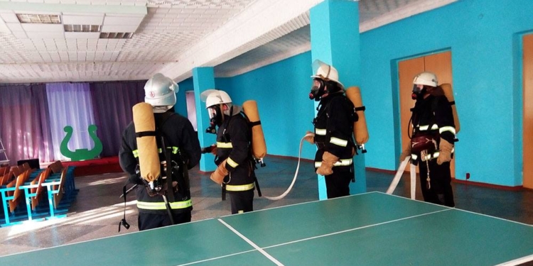 Пожарные тренировались тушить школу и дом культуры на Николаевщине