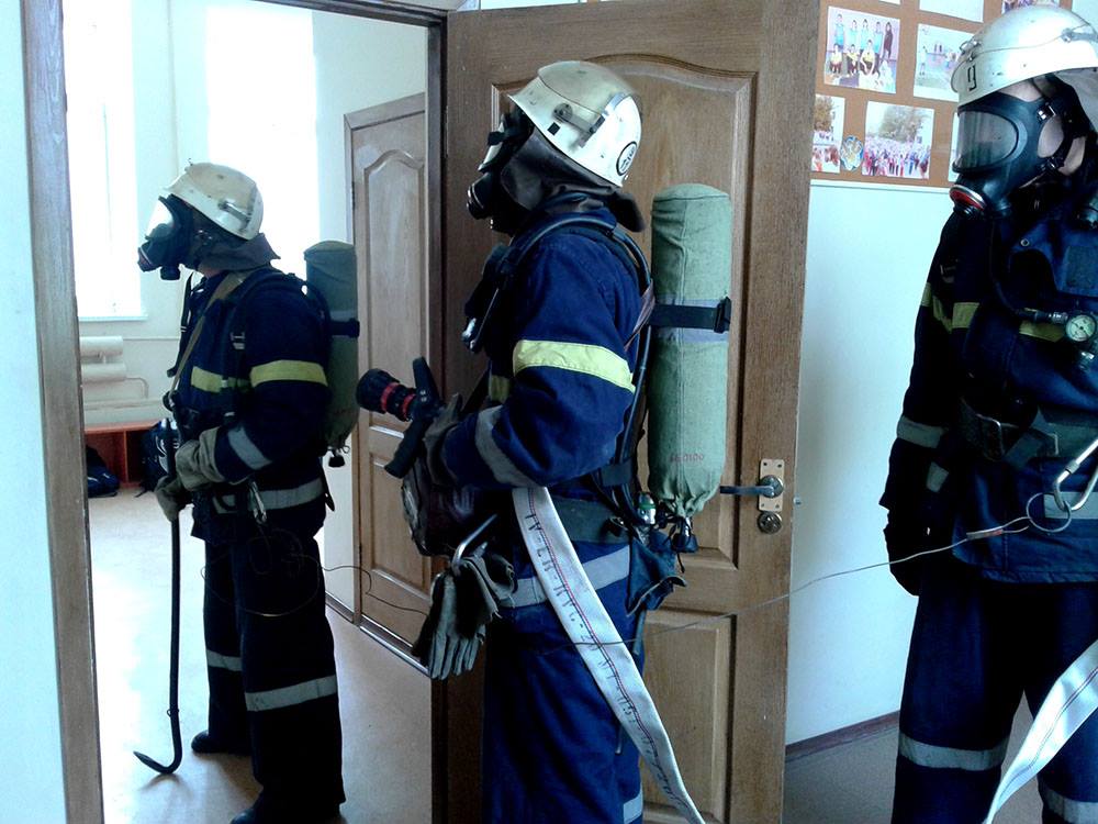 Пожарные тренировались тушить школу и дом культуры на Николаевщине 3