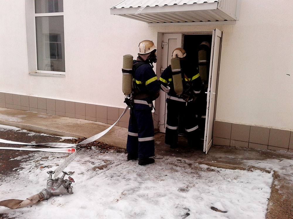 Пожарные тренировались тушить школу и дом культуры на Николаевщине 1