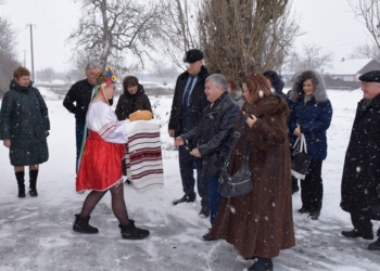 Скандал и эхо скандала. На Николаевщине делегацию чиновников из ОГА на морозе встречали полуодетые дети