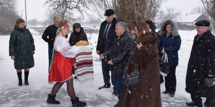Скандал и эхо скандала. На Николаевщине делегацию чиновников из ОГА на морозе встречали полуодетые дети