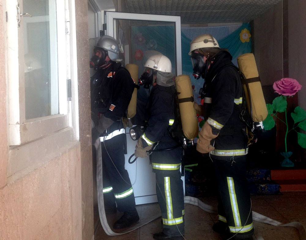Пожарные тренировались тушить школу и дом культуры на Николаевщине 11