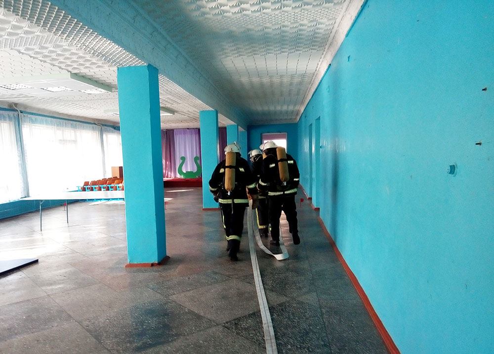 Пожарные тренировались тушить школу и дом культуры на Николаевщине 15