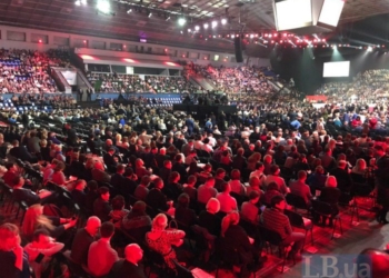 В Киеве проходит форум в поддержку Порошенко. Трансляция