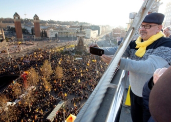 Около 200 тысяч сторонников независимости Каталонии прошли маршем в Барселоне