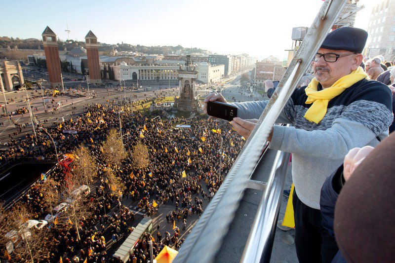 Около 200 тысяч сторонников независимости Каталонии прошли маршем в Барселоне 1