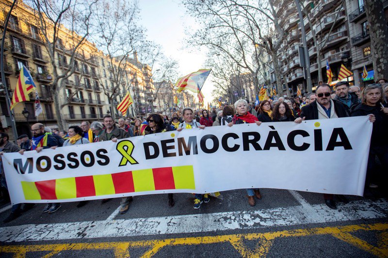 Около 200 тысяч сторонников независимости Каталонии прошли маршем в Барселоне 3