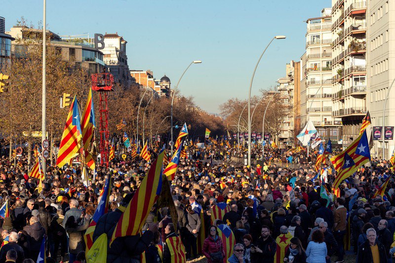 Около 200 тысяч сторонников независимости Каталонии прошли маршем в Барселоне 5