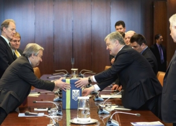 Порошенко передал Генсеку ООН письма украинцев с призывом освободить военнопленных моряков