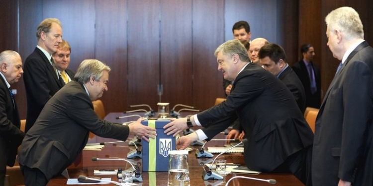 Порошенко передал Генсеку ООН письма украинцев с призывом освободить военнопленных моряков