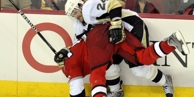 В НХЛ игрок лицом отправил шайбу в ворота соперника